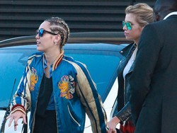 Miley Cyrus Kencan di Malibu dengan Kekasih Perempuannya