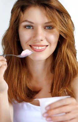 Makan Yoghurt Tak Hanya Sehatkan Pencernaan, Tapi Juga Kurangi Jerawat