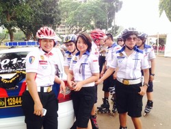 Polwan Cantik Bersepatu Roda Kawal Program Mudik BUMN