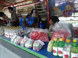 Banyak Pedagang Musiman, Omzet Penjual Bunga Turun