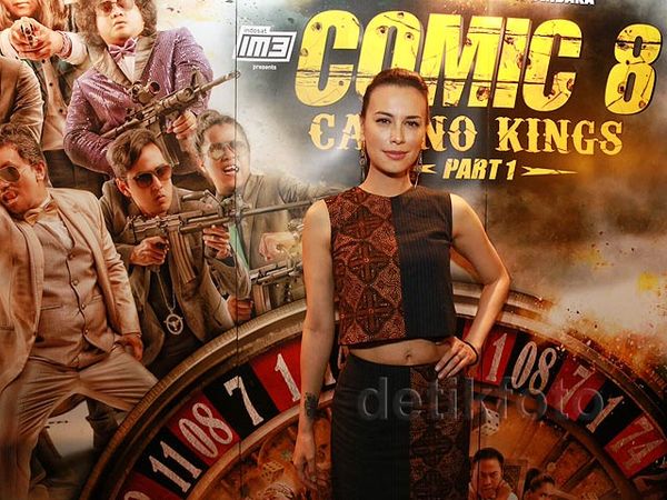 Sophia Latjuba Pamer Perut di Premier Comic 8