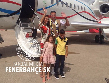 Naik Jet Pribadi ke Istanbul, Van Persie Segera Jadi Pemain Fenerbahce