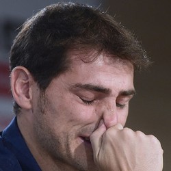 Tangis di Konferensi Pers Perpisahan Iker Casillas