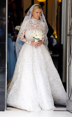 Dinikahi Keturunan Rothschild, Gaun Nicky Hilton Terlindas Ban Mobil