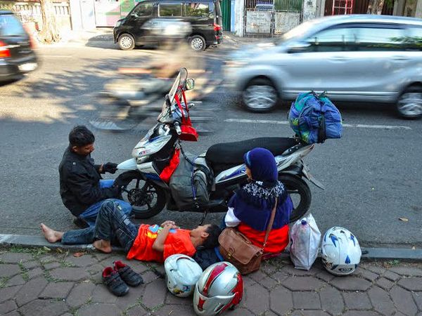 Pemudik Istirahat di Tepi Jalan
