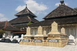 Wisata Religi di Demak, Ziarah ke Makam Raja