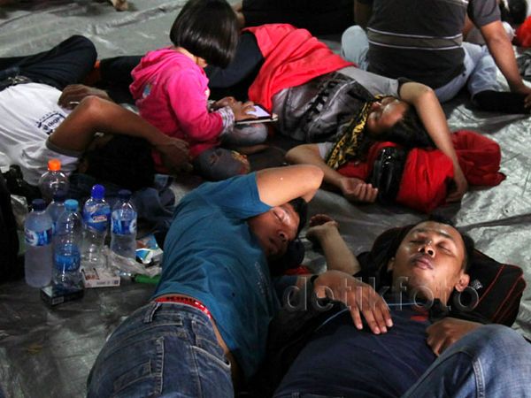Beralaskan Terpal, Pemudik Tidur Pulas