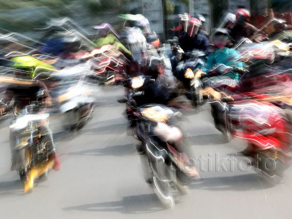 Pemudik Bermotor Mulai Padati Jalan Kalimalang