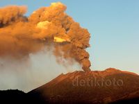 Gunung Raung Terus Semburkan Abu Vulkanik
