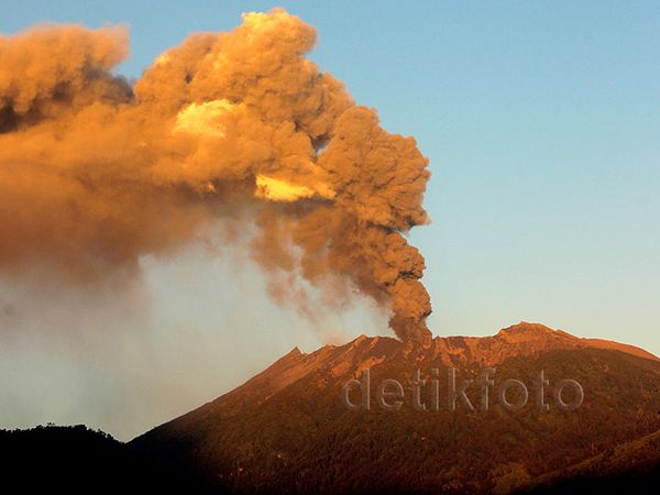 Gunung Raung Terus Semburkan Abu Vulkanik