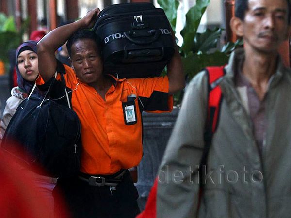 H-4 Lebaran, Pemudik Padati Stasiun Senen