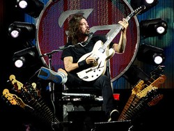 Berkah di Balik Insiden Patah Kaki Dave Grohl