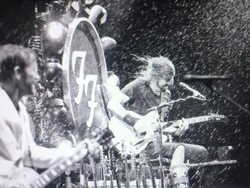 Badai Datang, Foo Fighters Turun Panggung