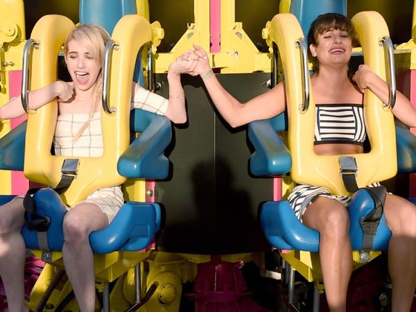 Serunya Lea Michele dan Emma Roberts Naik Wahana Drop-Ride