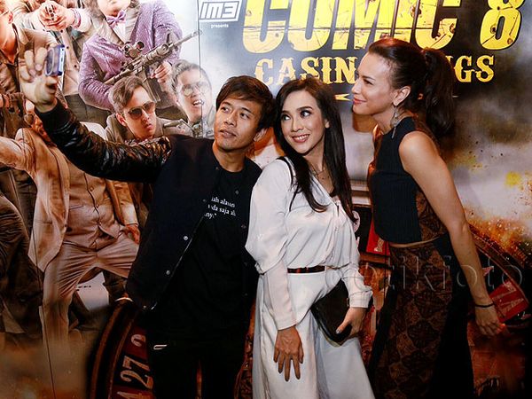 Sophia Latjuba, Ariel dan Dea Asyik Selfie di Pemutaran Film 'Comic 8'