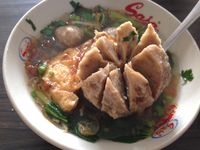 Enaknya Mie Ayam Ceker dan Bakso Jumbo Berkuah Hangat