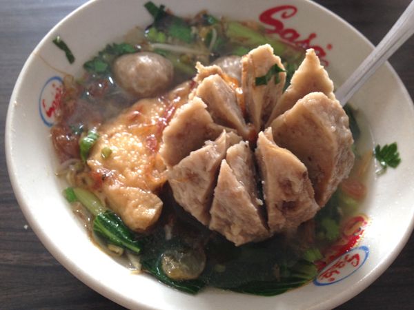 Enaknya Mie Ayam Ceker dan Bakso Jumbo Berkuah Hangat