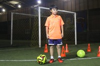 Ini adalah Tristan Alif, pesepakbola cilik Indonesia yang sempat bersekolah sepakbola di Belanda.