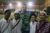 Anak-anak ini memanfaatkan kesempatan berfoto bersama Raphael Maitimo.