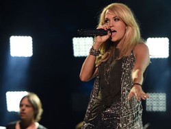 Carrie Underwood Panik Saat Bayinya Terkunci dalam Mobil