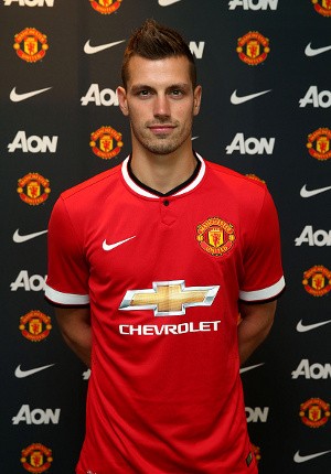 MU Resmi Ikat Schneiderlin