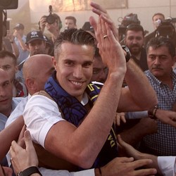 RvP Disambut Gila-gilaan Fans Fenerbahce di Istanbul