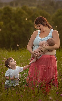 Women In The Wild, Ketika Wanita Ramai-ramai Foto Menyusui di Alam