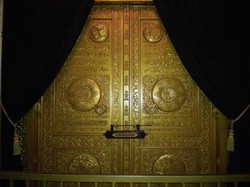 Masjid di Bandung Ini Punya Replika Pintu Kabah