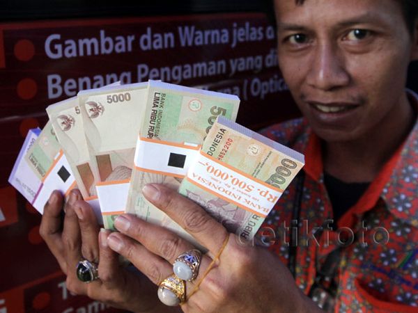 Warga Antre Tukar Uang Recehan di DPR