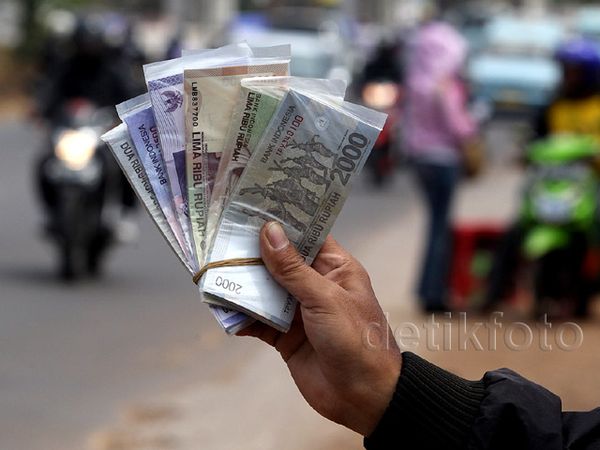 Jalan Kalimalang Dipenuhi Jasa Penukaran Uang