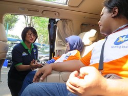 Penjual Pulsa Mudik Pakai Alphard