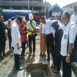 Menteri Basuki dan Risma Tinjau Proyek Gorong-gorong di Banyu Urip