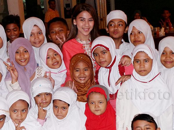 Si Cantik Adinda Thomas Berbagi dengan Anak Yatim Piatu