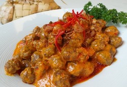 Menu Hari Ke-28: Sambal Goreng Kentang dan Bola Daging, Bikin Ketupat Makin Sedap!
