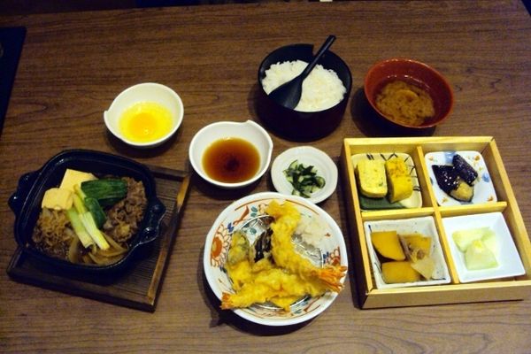Menyantap Sukiyaki dan Bento Otentik a la Makanan Rumahan Jepang