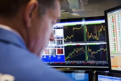 Yunani Diselamatkan Dari Kebangkrutan, Wall Street Melonjak 1% Lebih