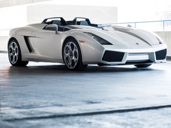 Lelang Mobil Cantik Lamborghini