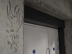 Seniman Merusak Dinding Teater dengan Kapak