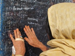 Tempat Bertemu Adam & Hawa Penuh Corat-coret