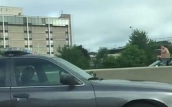 Jalanan Macet, Pria Ini Bugil di Atas Mobil