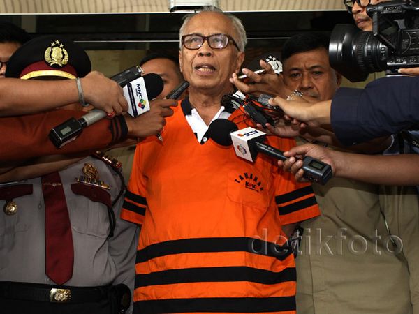 OC Kaligis Diperiksa Sebagai Tersangka