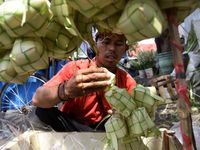Penjual Kulit Ketupat Panen Rezeki