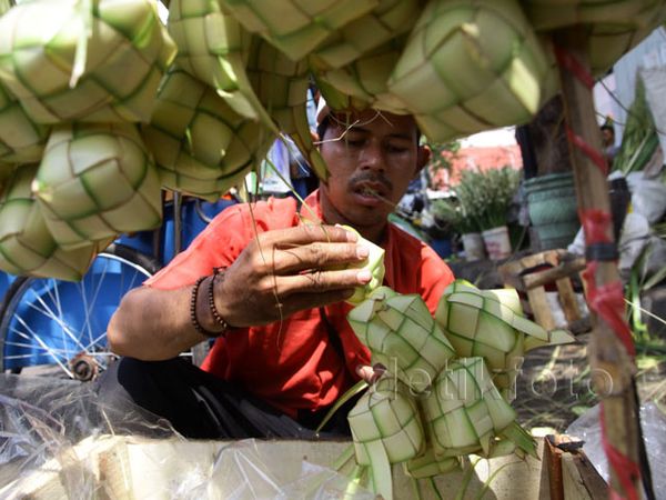 Penjual Kulit Ketupat Panen Rezeki
