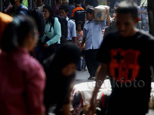 Pemudik Padati Terminal Pulo Gadung