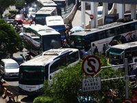 Bus Parkir di Luar Terminal Bikin Macet