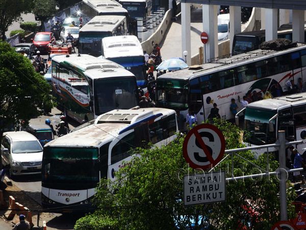 Bus Parkir di Luar Terminal Bikin Macet