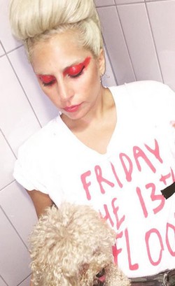 3 Riasan Mata Berantakan yang Sering Digunakan Lady Gaga, Berani Tiru?