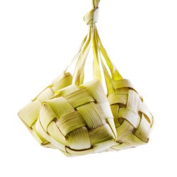 Ketupat Lebih Tak Mudah Basi Jika Dibuat dan Disimpan dengan Cara Ini