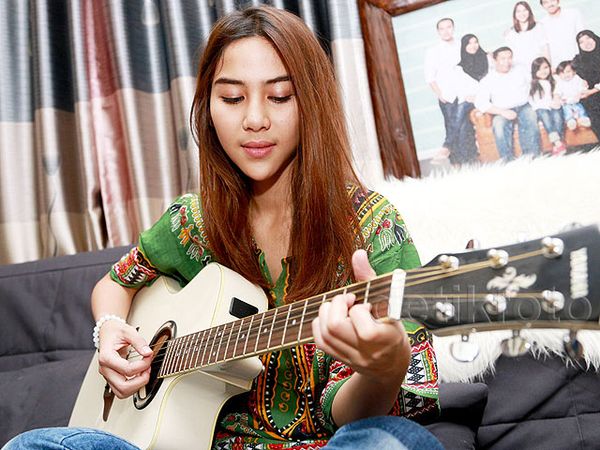 Jreeeng... Adinda Thomas, Cantik-cantik Jago Main Gitar