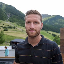 Dirumorkan Jadi Incaran Madrid, Mustafi Betah di Valencia